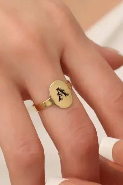 Elegant Gold Initial Signet Ring – Timeless Personalized Jewelry